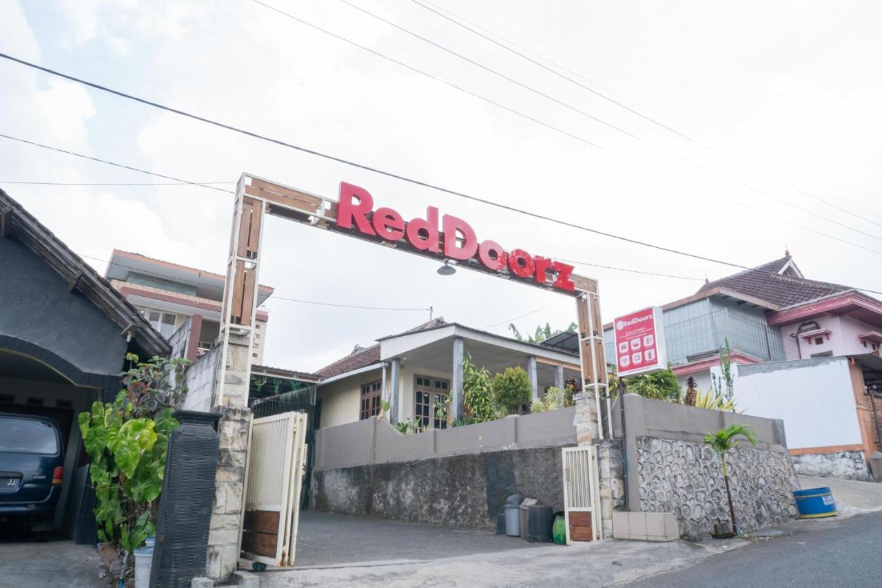 Reddoorz At Villa Akbar 3 Batu  Eksteriør bilde