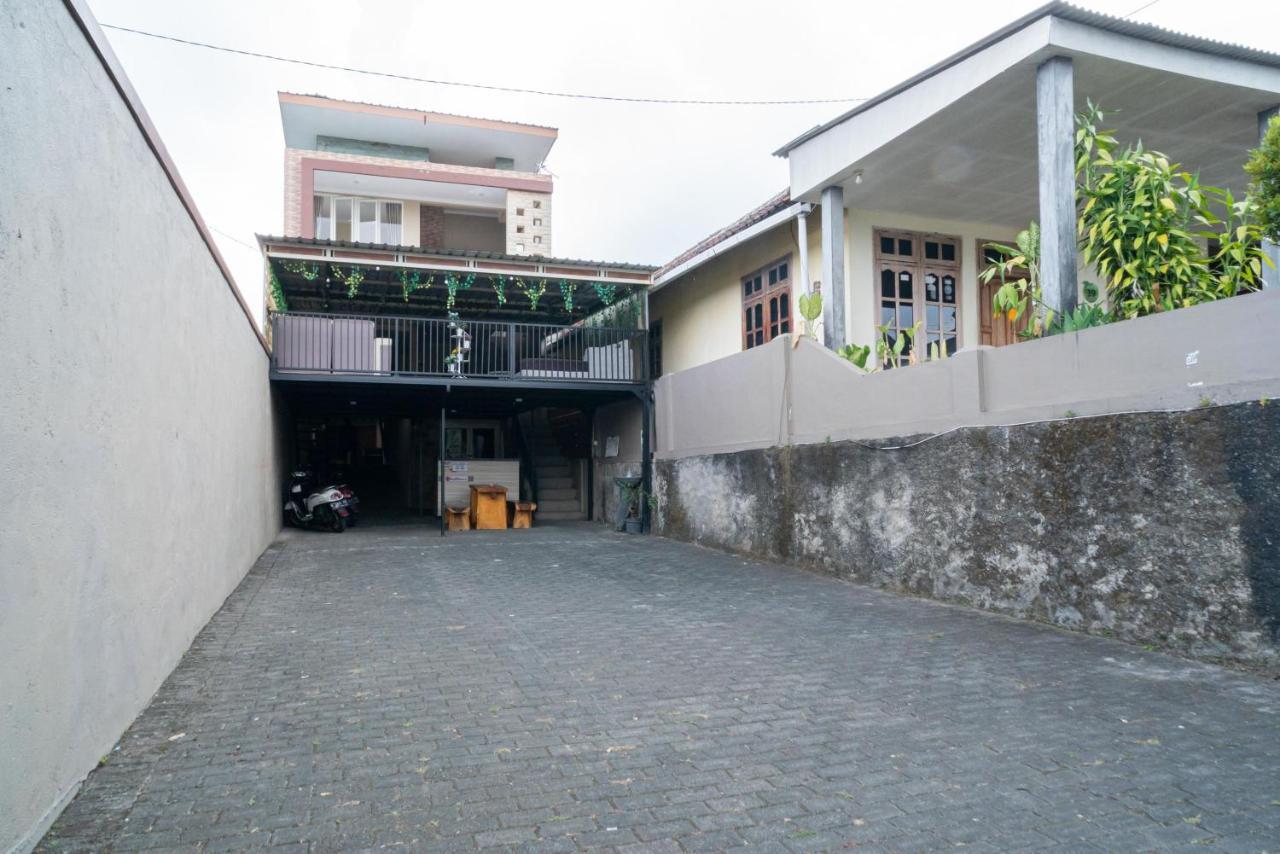 Reddoorz At Villa Akbar 3 Batu  Eksteriør bilde